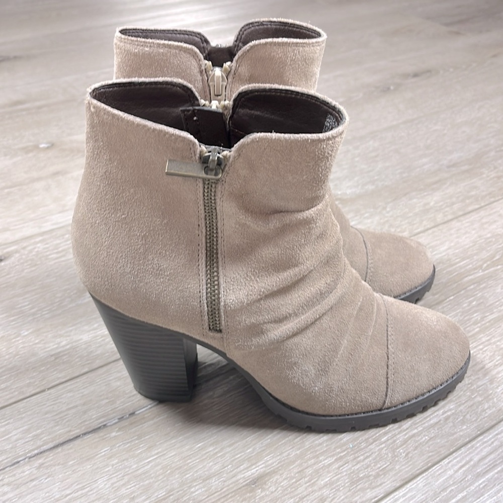 Womens White Mountain Shoes/Boots Size 9M Suede/Leather